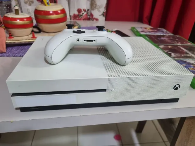 Xbox One S 1TB + 4 Jogos + Controle + Base Carregadora