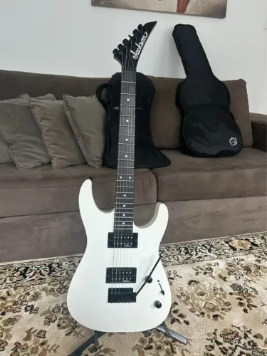 Guitarra Jackson Dinky Js11