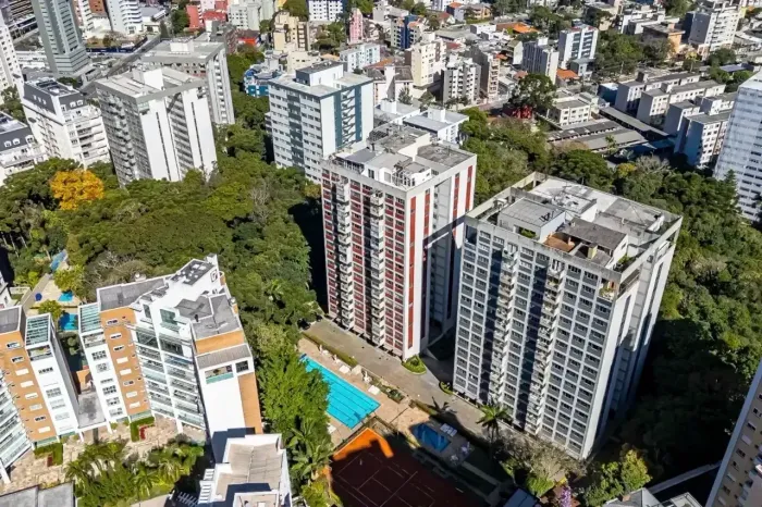 Apto duplex em condomínio clube