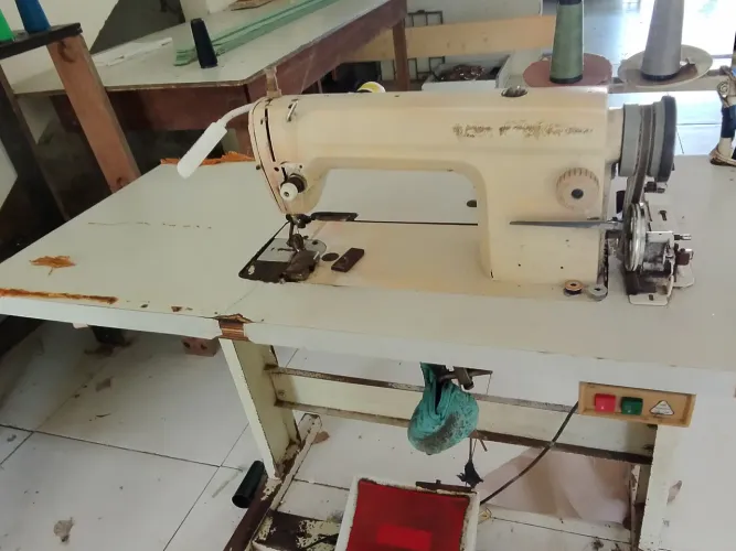 máquina reta super conservada