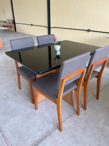 Conjunto de Mesa com 4 cadeiras mostruário