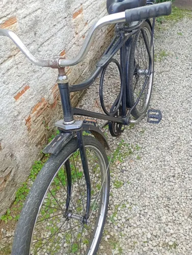 Bicicleta Monark Antiga Com a logo Monark nos aros e outros componentes