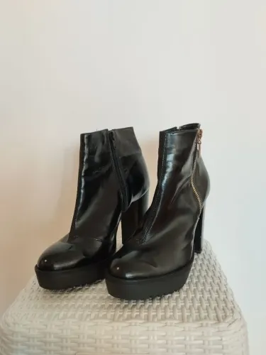 Linda bota de verniz Arezzo