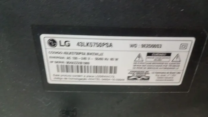 Vendo smart tv LG com a tela quebrada pra retirada de peças 