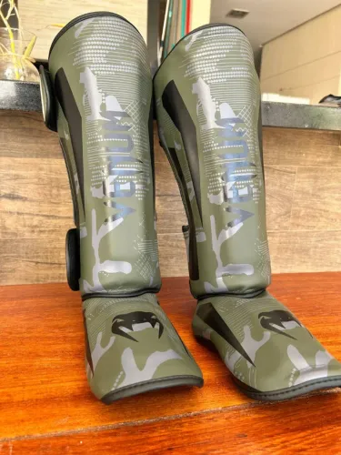 Caneleira Venum Elite Khaki Camo Muay Thai Kickboxing MMA (Novo)