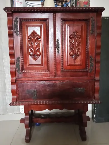 Vendo um armário de madeira antiga