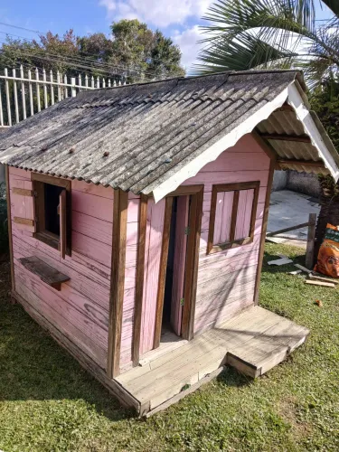 Casinha de boneca, (precisa de uma pintura).valor 300 reais. Obs.tem que vir buscar não en