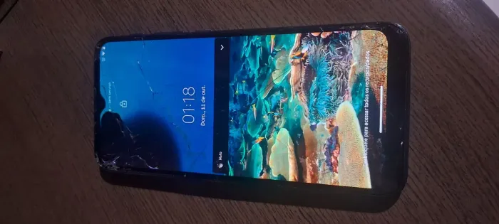 Celular Motorola com tela trincada(ler descrição)