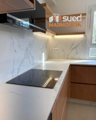 O lavatório em granito ou mármore une durabilidade, requinte e aquele visual