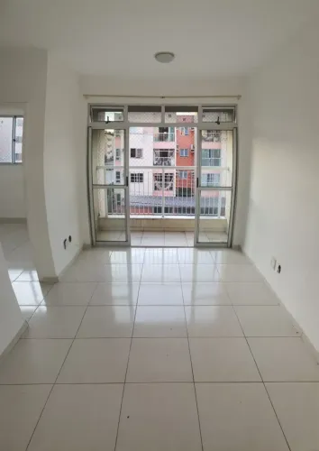 Aluga-se Apartamento de 2/4 c/ varanda no Residencial Eliza Miranda - Japiim..