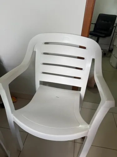 Cadeira Plástica grande suporta 150kg