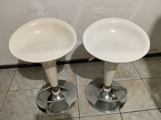 Vendo / banquetas, sofá e fogão.