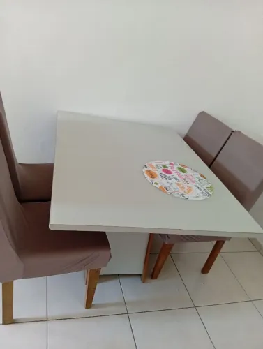Vende se uma mesa de 4 cadeiras