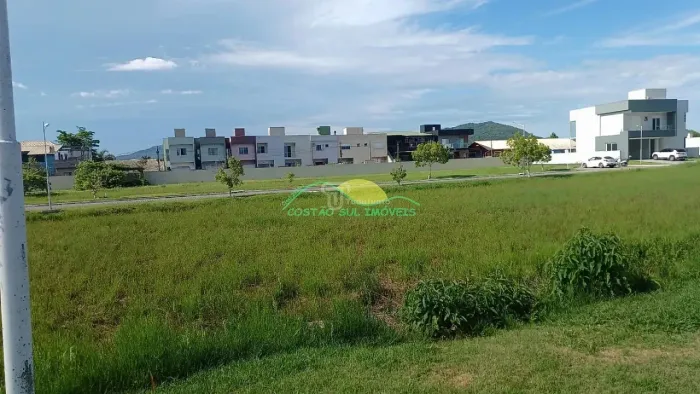 Terreno plano de 385,61m², plano, com ESCRITURA PÚBLICA, no Condomínio Caminho do Engenho