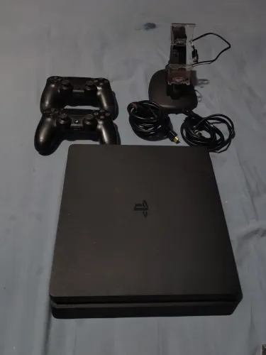 PS4 - 2 controles 1 original + suporte carregador (sem jogos)