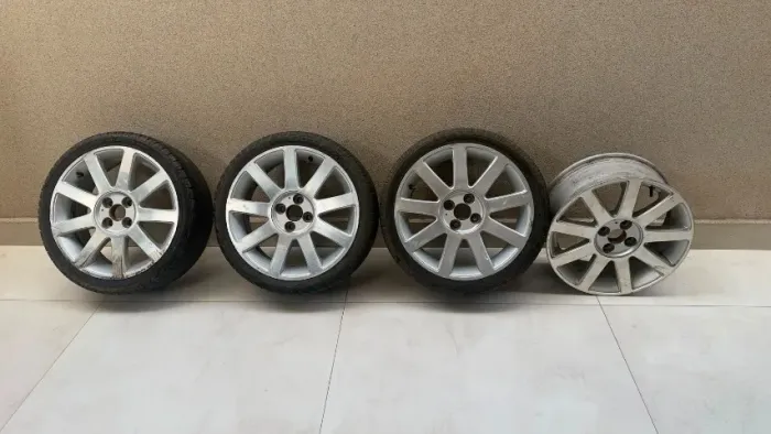 Jogo de rodas aro 17, furação 4x100, estilo Audi, com calotas centrais Volkswagen.