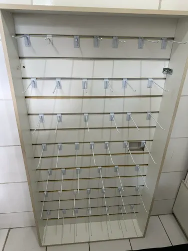 Painel canelado com 50 ganchos para acessórios 