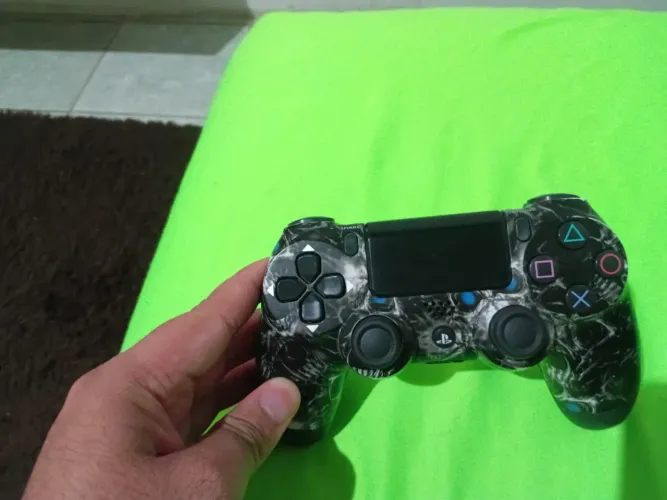 Play 4 / 2 jogos / 1 Controle / PERFEITO ESTADO