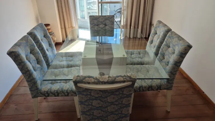 Mesa com tampo de vidro