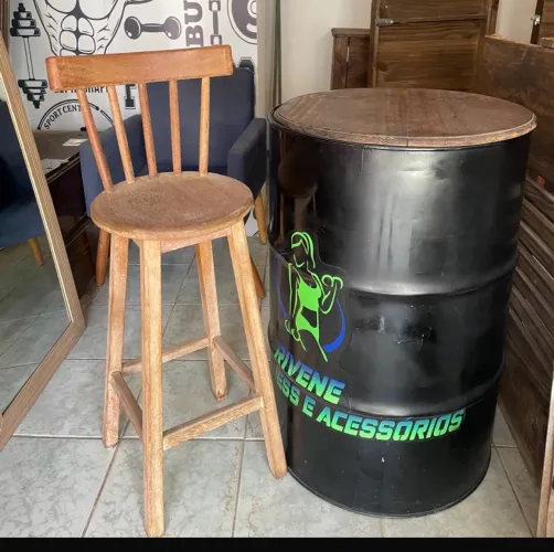 Vendo tonel e banqueta de madeira 
