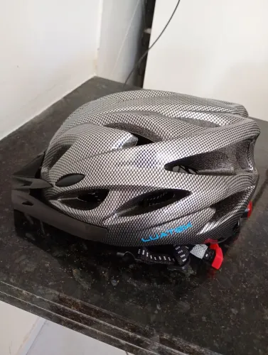 Capacete Ciclismo ajustável e com Led traseiro