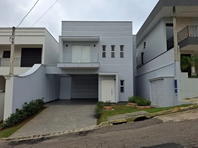 Casa em condomínio com lareira e área gourmet em São Roque!