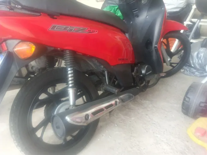 MOto biz revisada com rodas de liga leve Pé de galinha