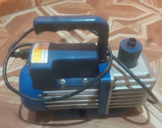 Bomba a Vácuo duplo estágio Bivolt 6<br>Bomba de vácuo duplo estágio Bivolt 6 CFM. <br>Marca EOS