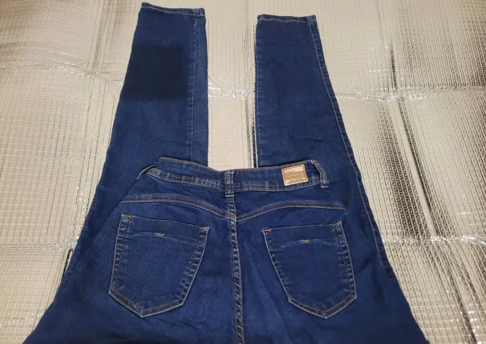 Calça jeans escuro