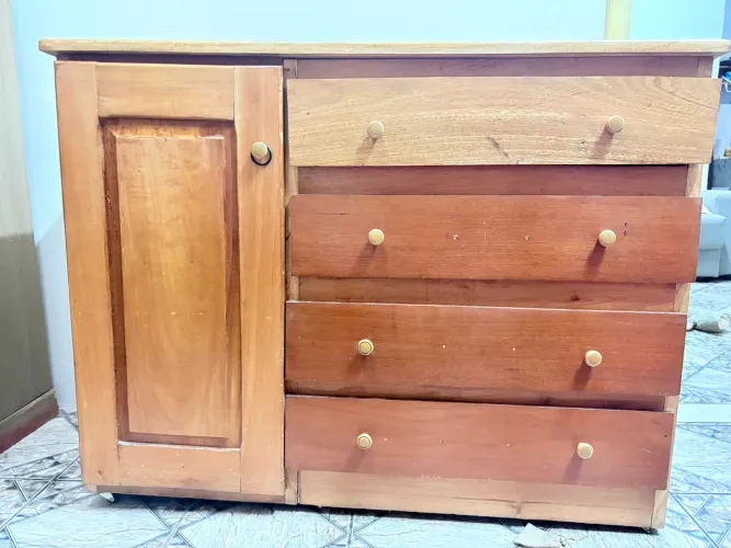 Cômoda de madeira