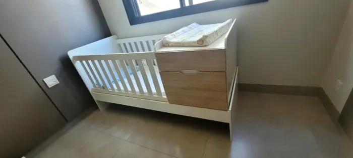 Berço com cômoda e cama acessória