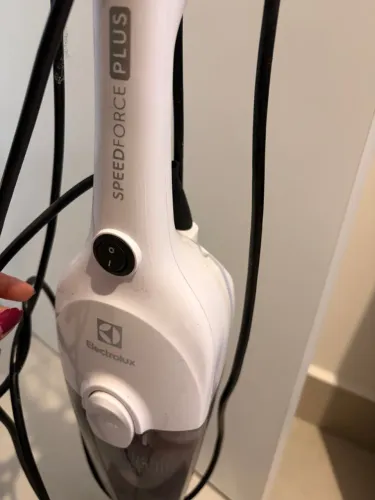 Aspirador pó vertical - 1300W cabo 5m Electrolux - 220v
