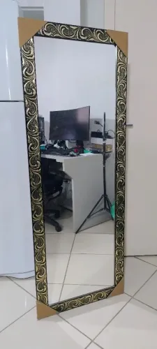 Vende espelho com moldura decorada