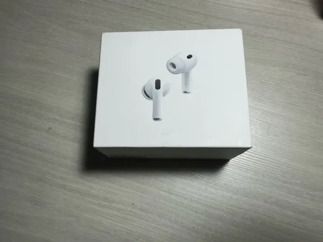 Apple AirPods 3 Pro c/ cancelamento de ruído e tradução automática