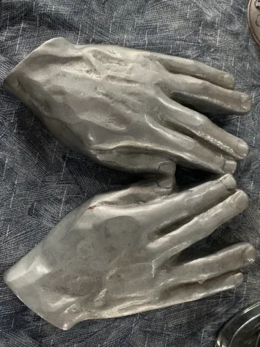 Escultura mãos mão de metal 