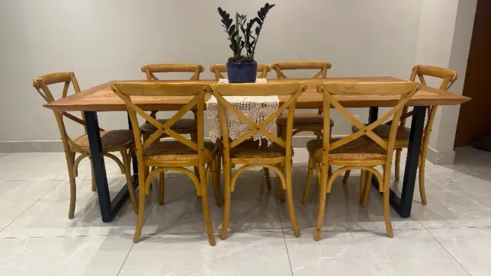 Mesa de jantar de madeira maciça, rústica com 8 cadeiras (preço original $11.000)