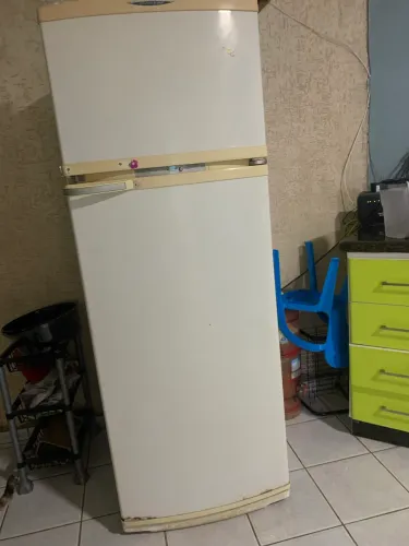 Vendo geladeira dificuldade de gelar em baixo