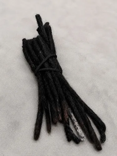35 Dreads naturais escuros