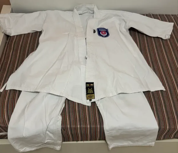 Kimono Infantil de Karatê Usado - Tamanho M4 (Necessita Lavagem)