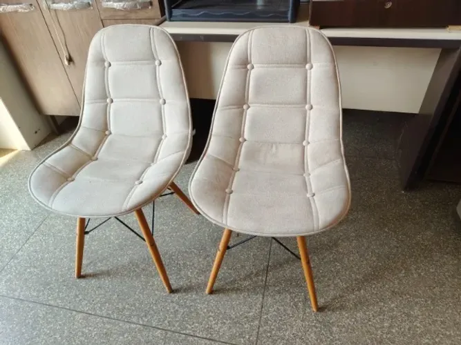 Vendo kit com 2 cadeiras modelo Charles Eames Botonê, estofadas em tecido macio na cor beg