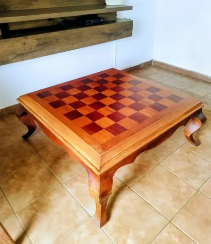 Mesa de centro de madeira nobre jacarandá e cerejeira com pernas estilo Luis XV 1,00x1,00