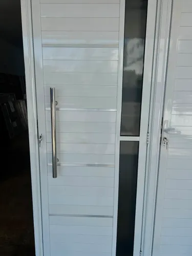 PORTA DE ALUMÍNIO LUXO BRANCA - ELEGÂNCIA E SEGURANÇA PARA SUA CASA!