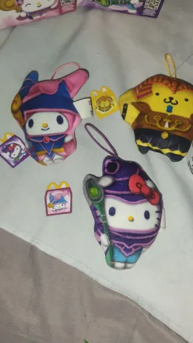 Chaveiros Hello Kitty MC Donalds x YU Gi Oh Hello Kitty, My Melody e Pompompurin