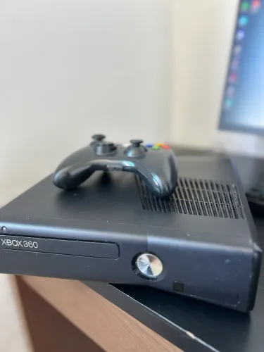 Xbox 360 Slim - Bem Conservado
