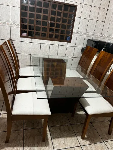 Mesa com 6 cadeiras