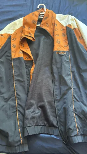 Jaqueta FUBU preta e laranja peça unica