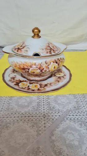 Sopeira com prato de porcelana.