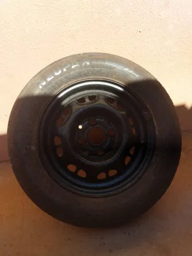Vendo pneu aro 13 completo