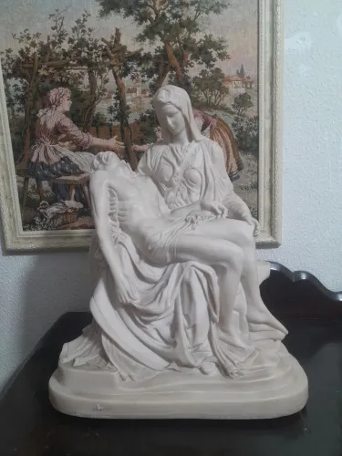 Escultura pietá de michelangelo em resina