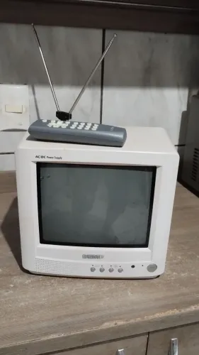 Tv de tubo Semp 10 polegadas com Rádio Fm.
